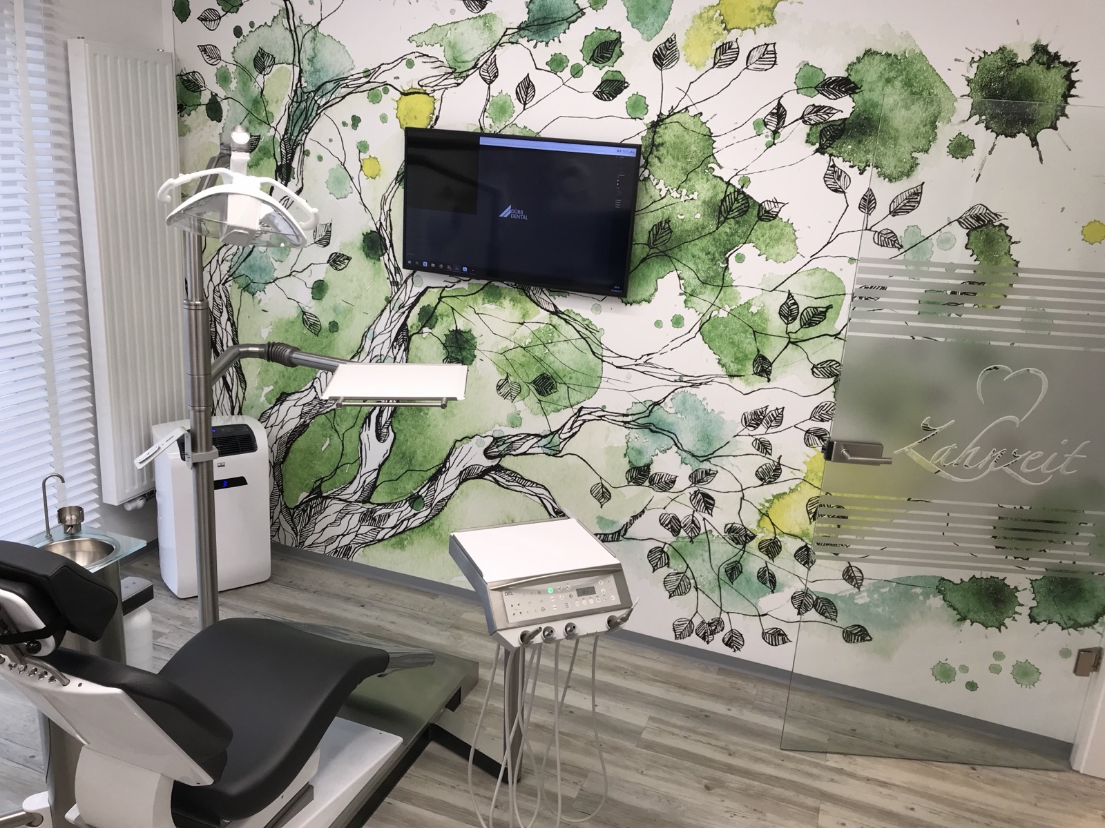 Behandlungszimmer mit Wandmalerei